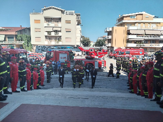 Roseto - Il feretro sull’autoscala dei vigili del fuoco per l’ultimo saluto al collega Dell’Orletta